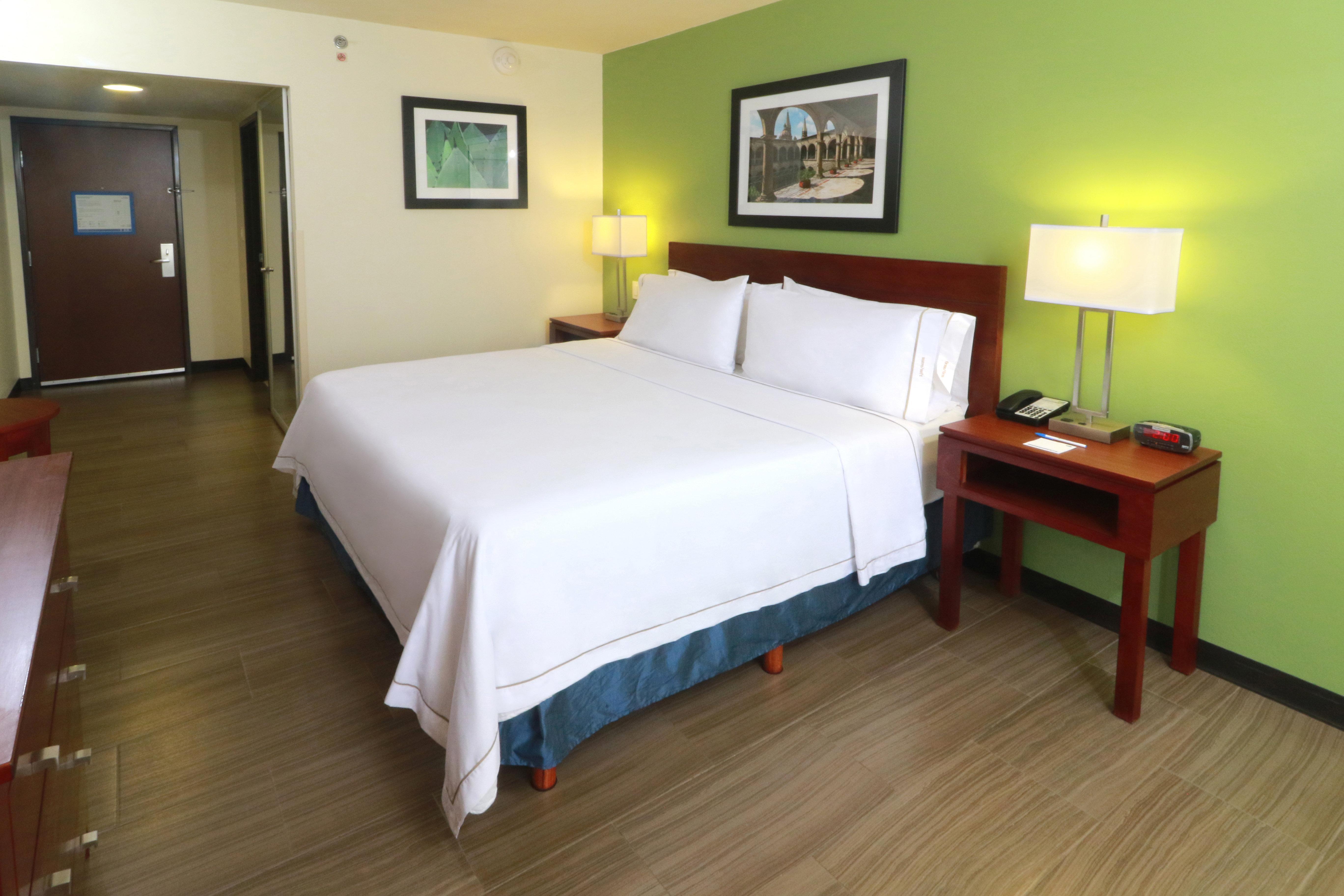 Holiday Inn Express Guadalajara Aeropuerto By Ihg Las Pintas Luaran gambar