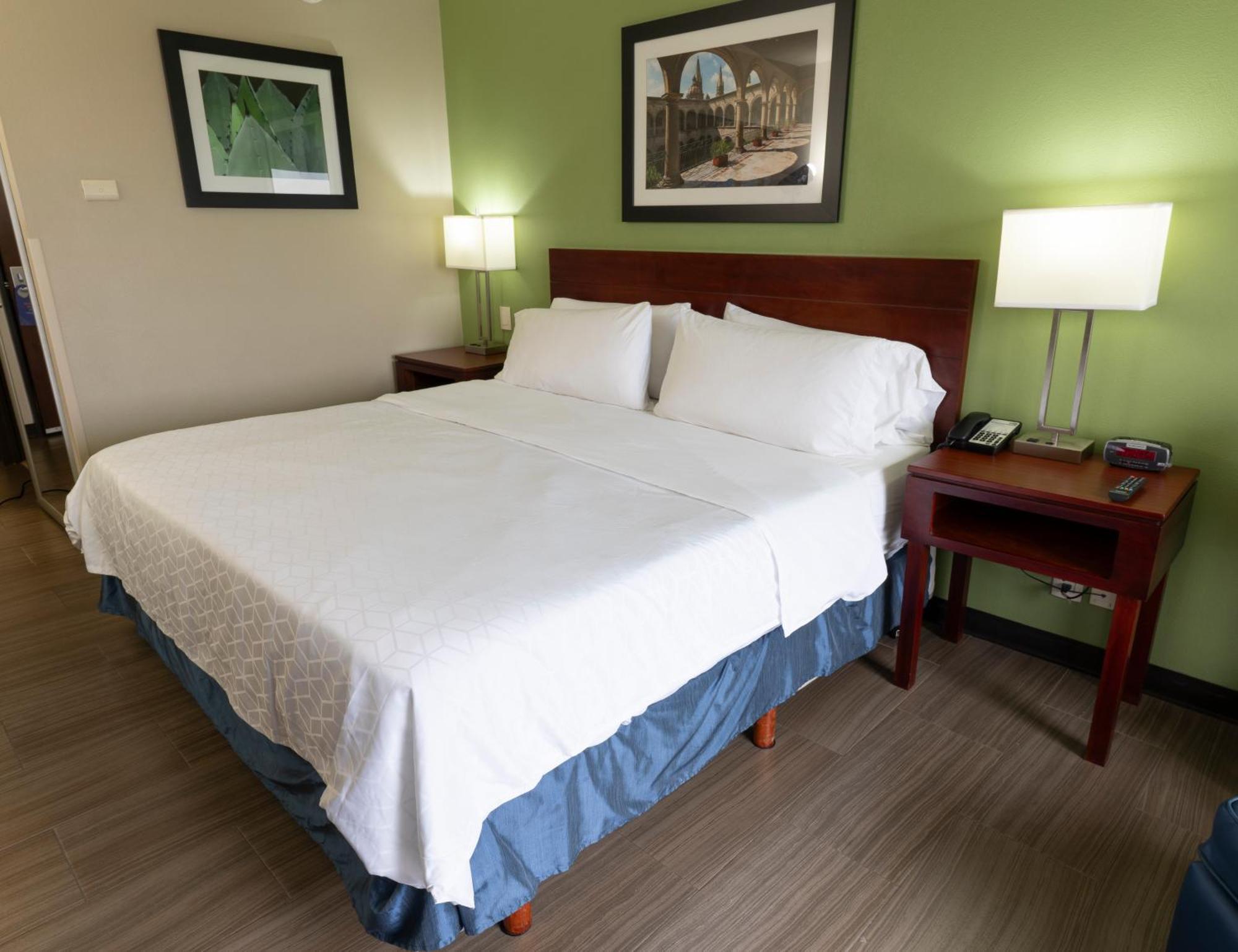 Holiday Inn Express Guadalajara Aeropuerto By Ihg Las Pintas Luaran gambar