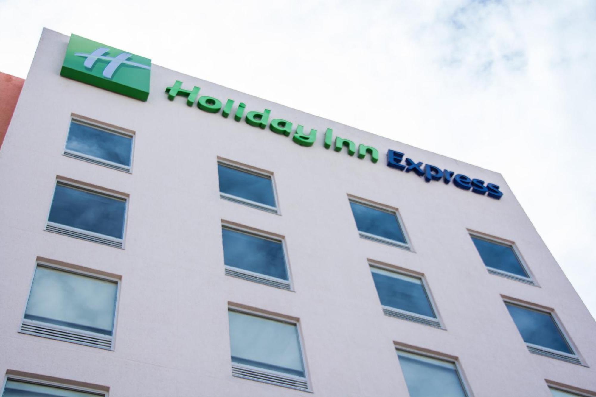 Holiday Inn Express Guadalajara Aeropuerto By Ihg Las Pintas Luaran gambar