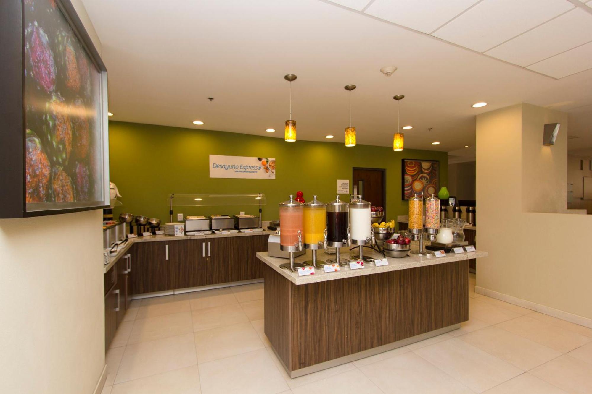 Holiday Inn Express Guadalajara Aeropuerto By Ihg Las Pintas Luaran gambar