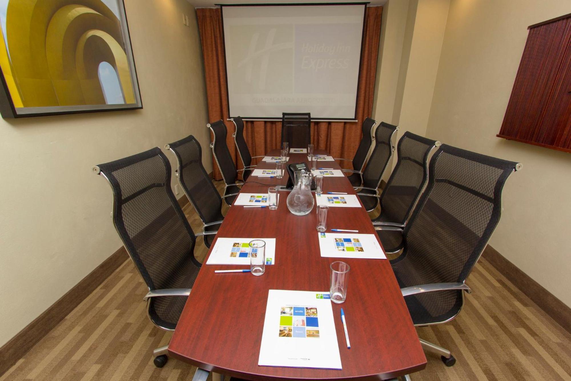 Holiday Inn Express Guadalajara Aeropuerto By Ihg Las Pintas Luaran gambar