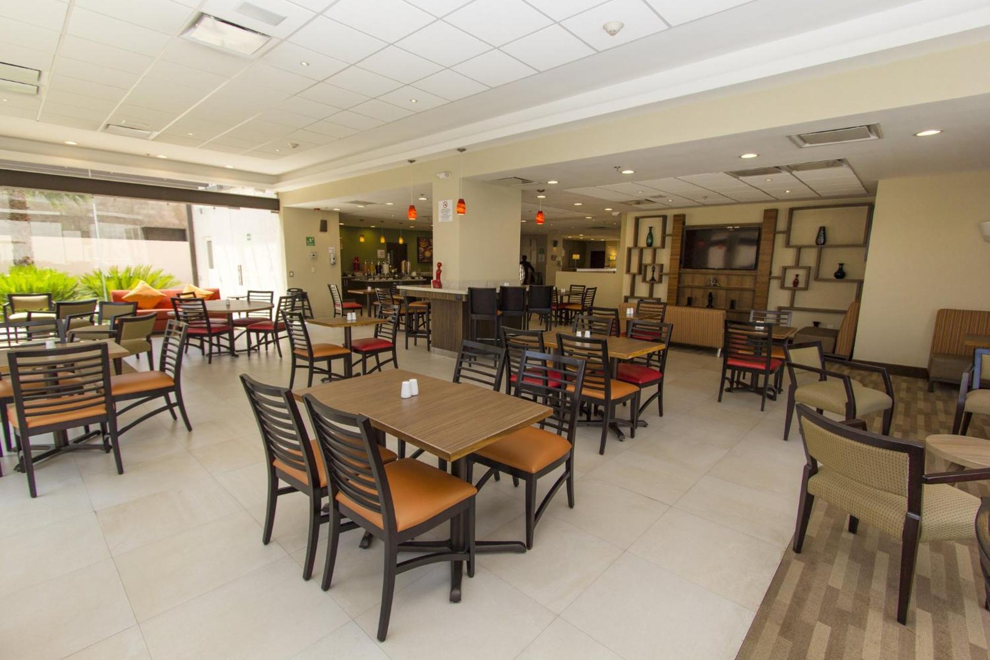 Holiday Inn Express Guadalajara Aeropuerto By Ihg Las Pintas Luaran gambar