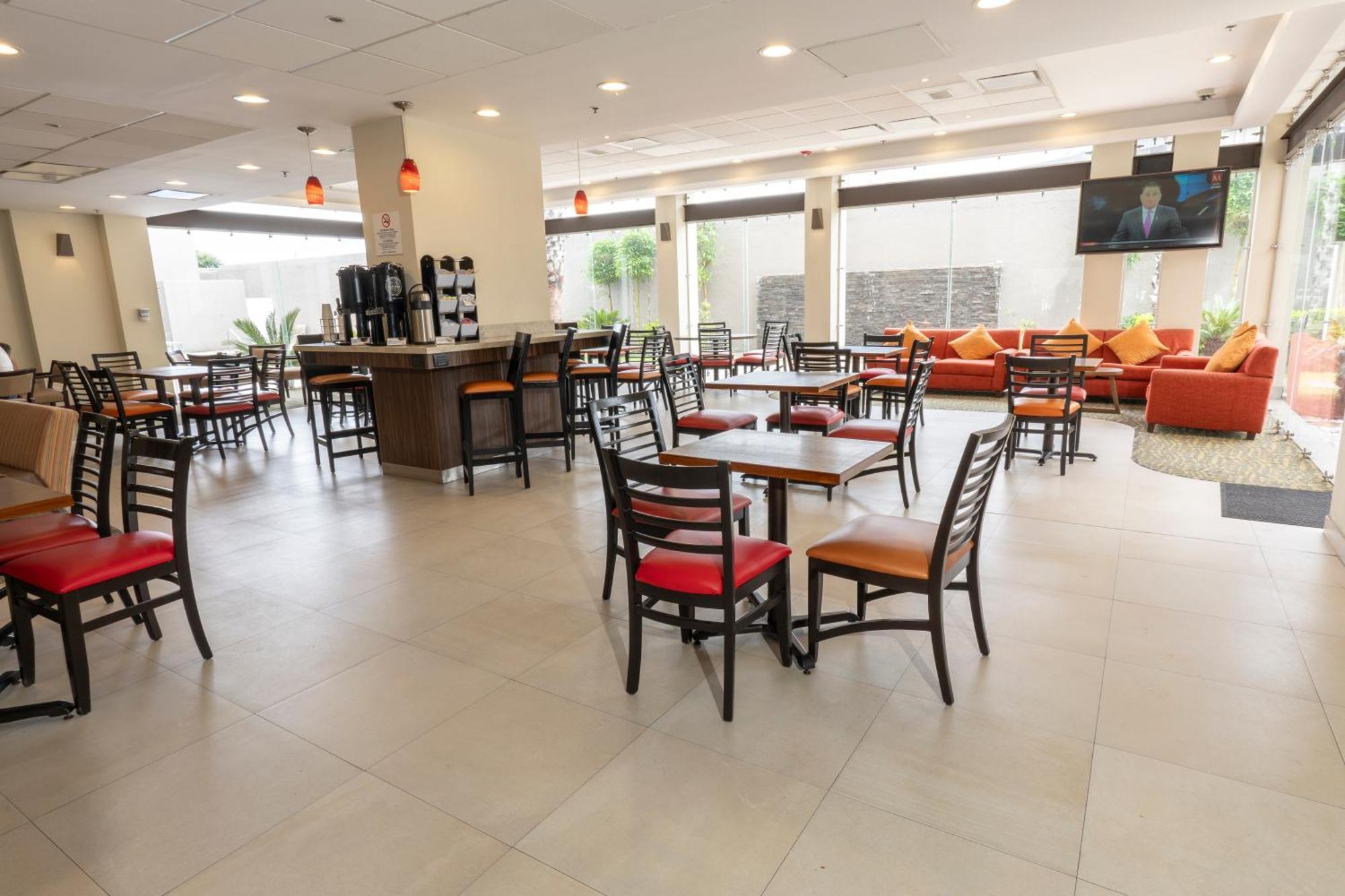 Holiday Inn Express Guadalajara Aeropuerto By Ihg Las Pintas Luaran gambar