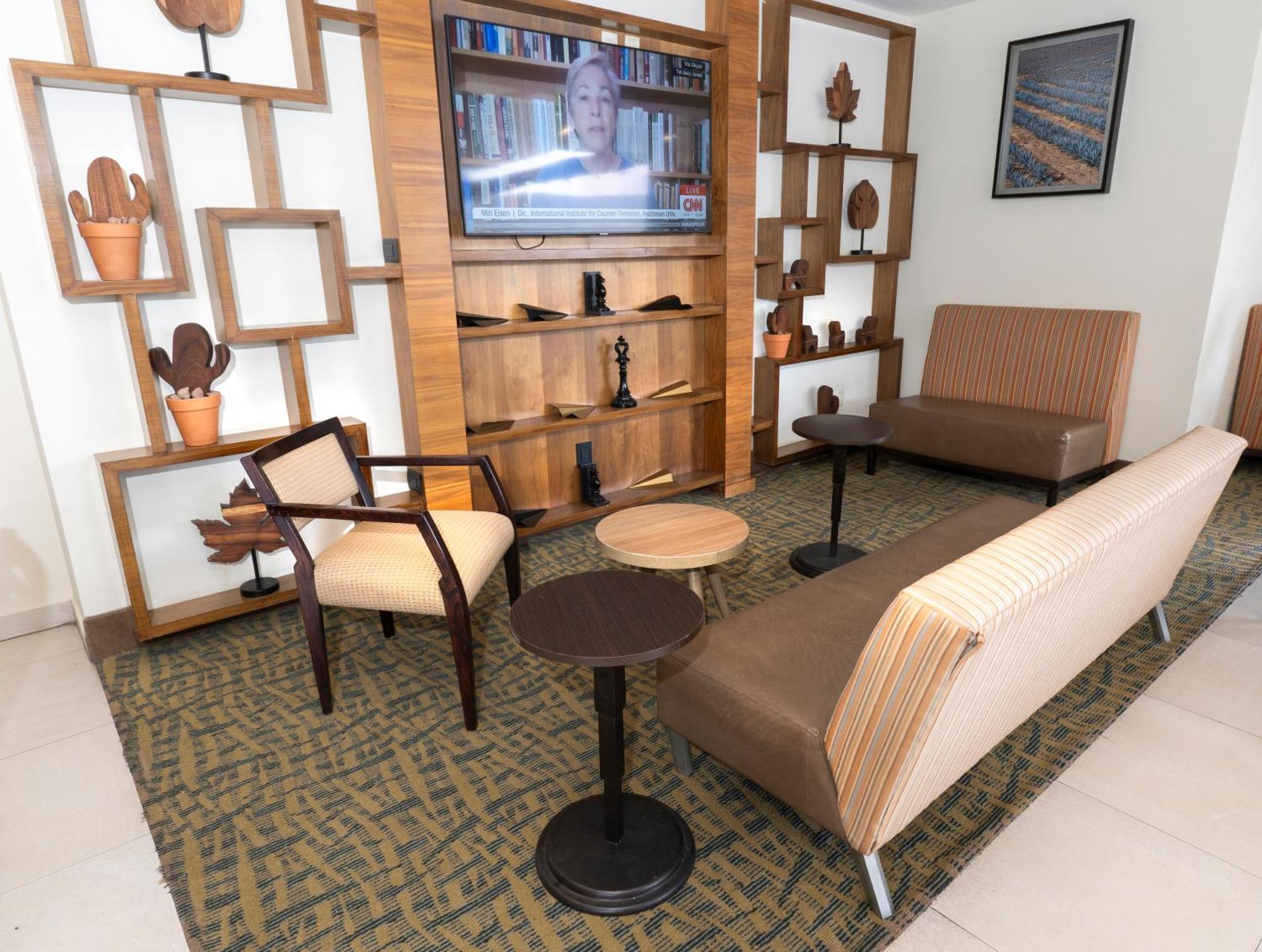 Holiday Inn Express Guadalajara Aeropuerto By Ihg Las Pintas Luaran gambar