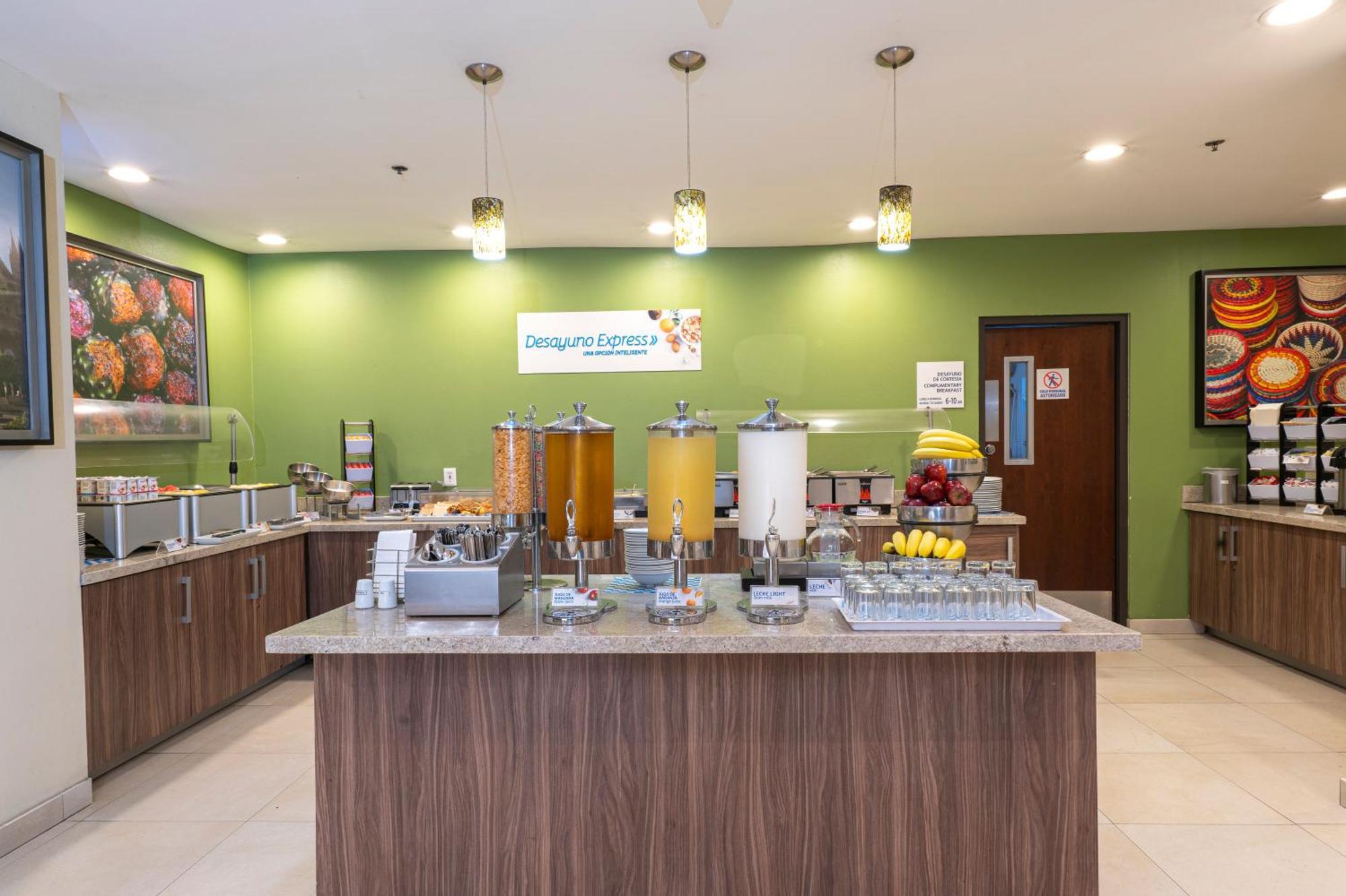 Holiday Inn Express Guadalajara Aeropuerto By Ihg Las Pintas Luaran gambar