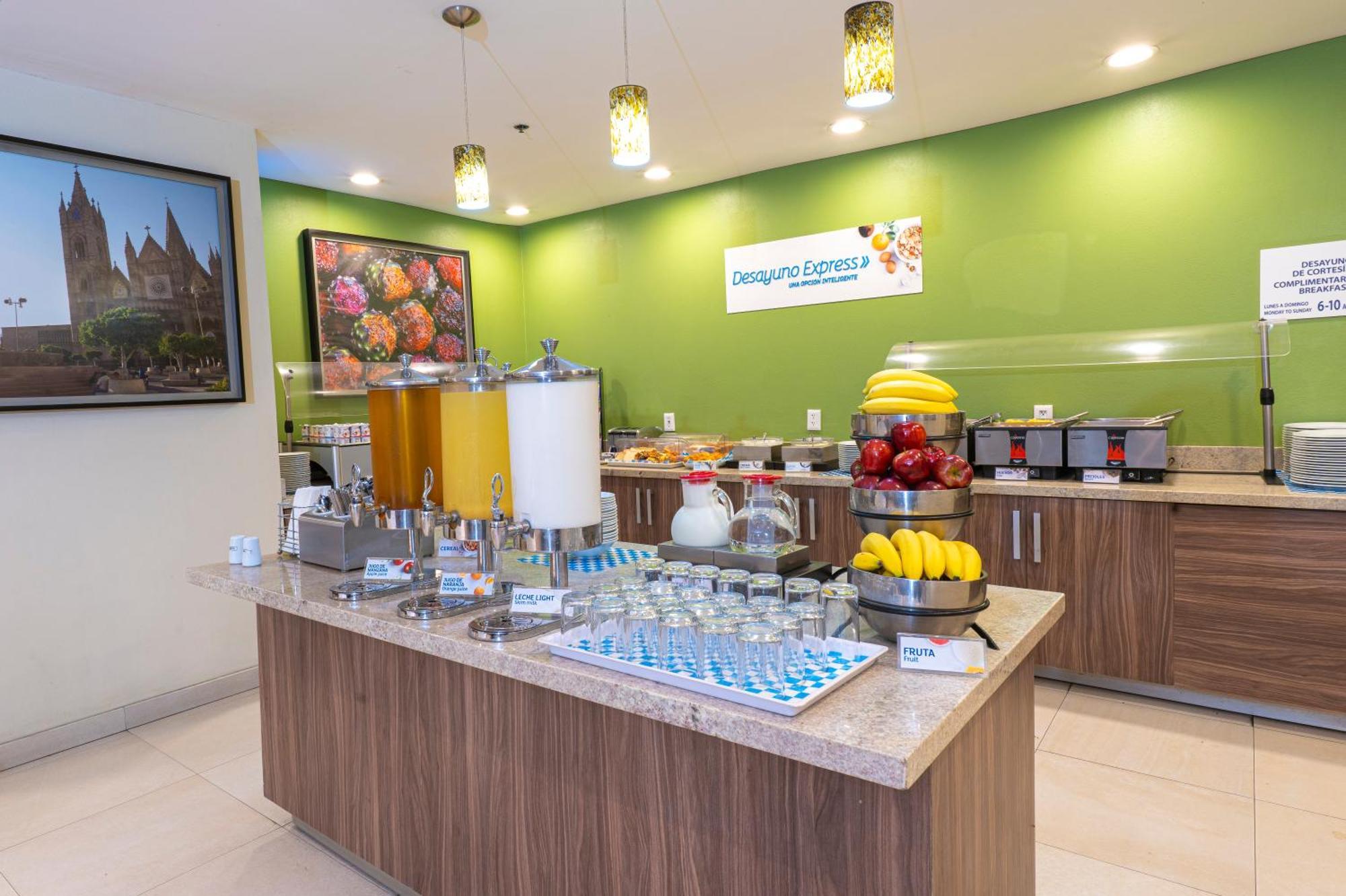 Holiday Inn Express Guadalajara Aeropuerto By Ihg Las Pintas Luaran gambar